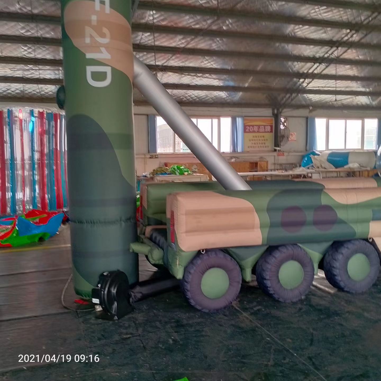 武鸣军事演习中的充气目标车辆：模拟发射车雷达车坦克飞机